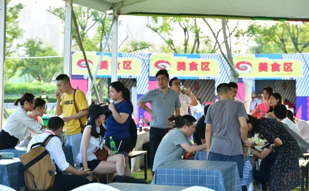 一场狂欢盛会，让成都人记住什么叫做五光十色、安逸好耍的“豆瓣红”