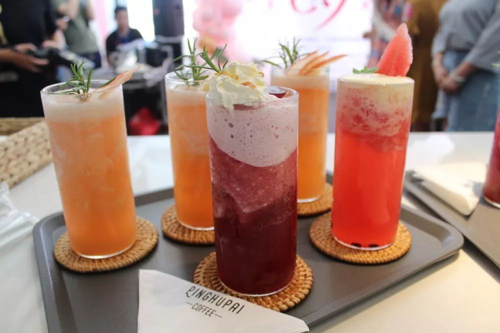 9.9元抢「平湖在线旗下咖啡馆」平湖派黑金卡1张！持卡可享受充300送200，办理当天即可获赠最高价值35元饮品一杯