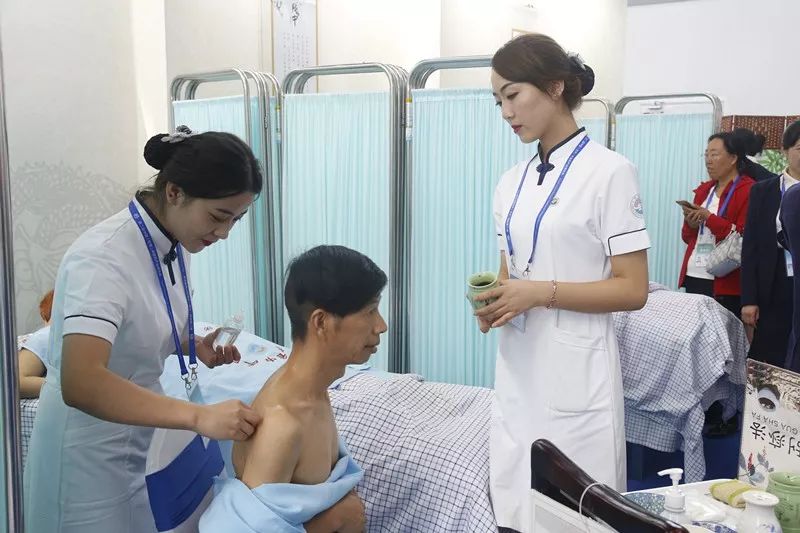 药博速递┃甘肃省中医院以精湛的特*医色**疗体验服务和厚重的中医药文化底蕴亮相第二届中国,甘肃中医药产业博览会