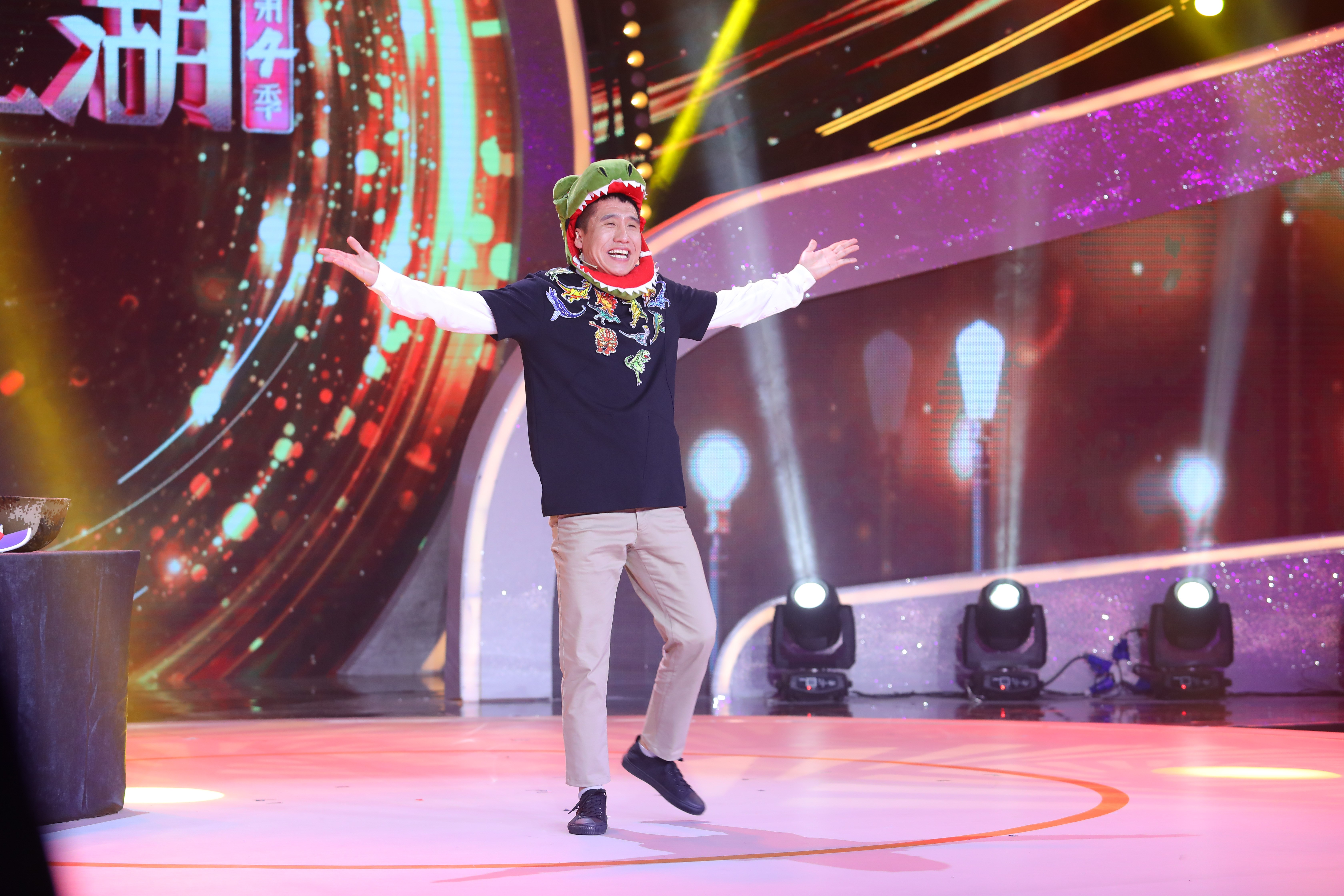 一人分饰多角”腹语相声演绎相亲大会铁岭艺术团重返笑傲舞台