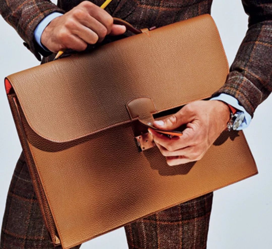 没机会参与严肃社交的男人，当然不会在乎自己的包是否体面｜基本款