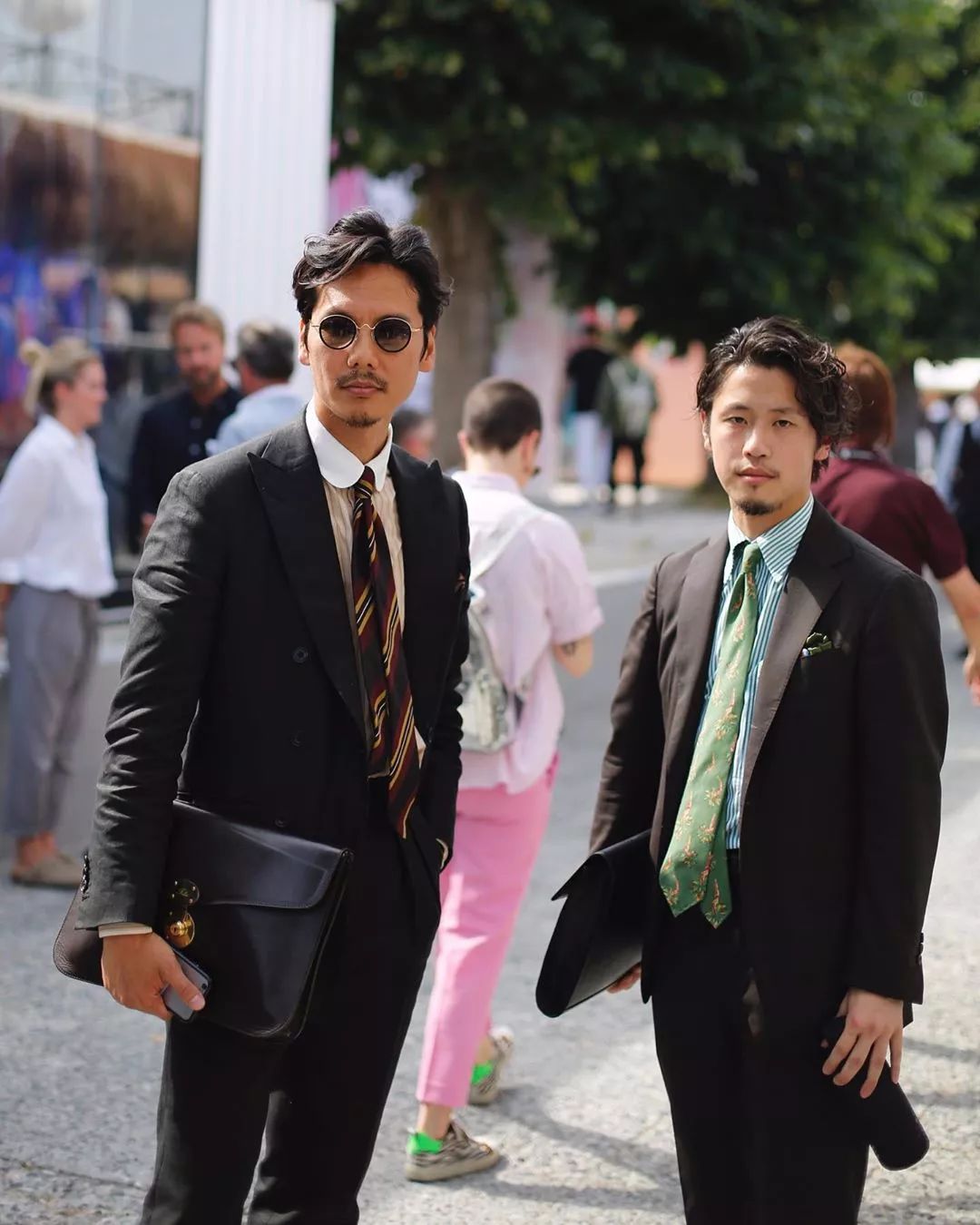 没机会参与严肃社交的男人，当然不会在乎自己的包是否体面｜基本款