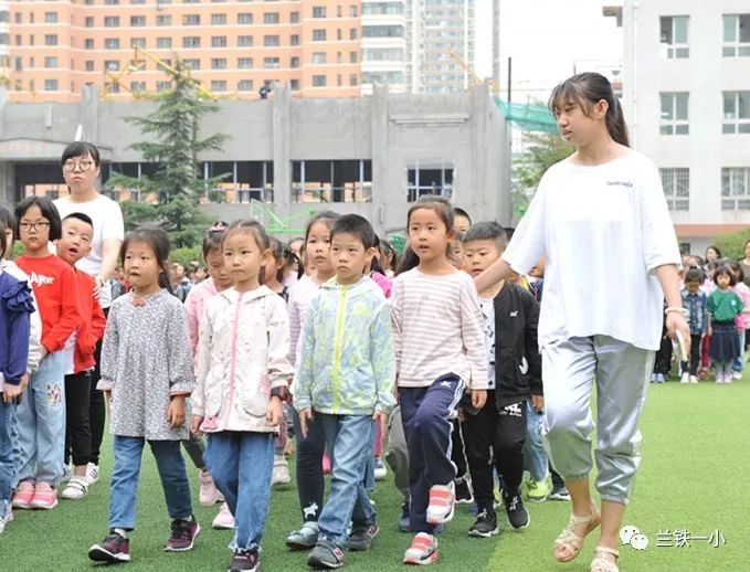 兰州各小学开学,开学第一天学校热烈迎接学生进校
