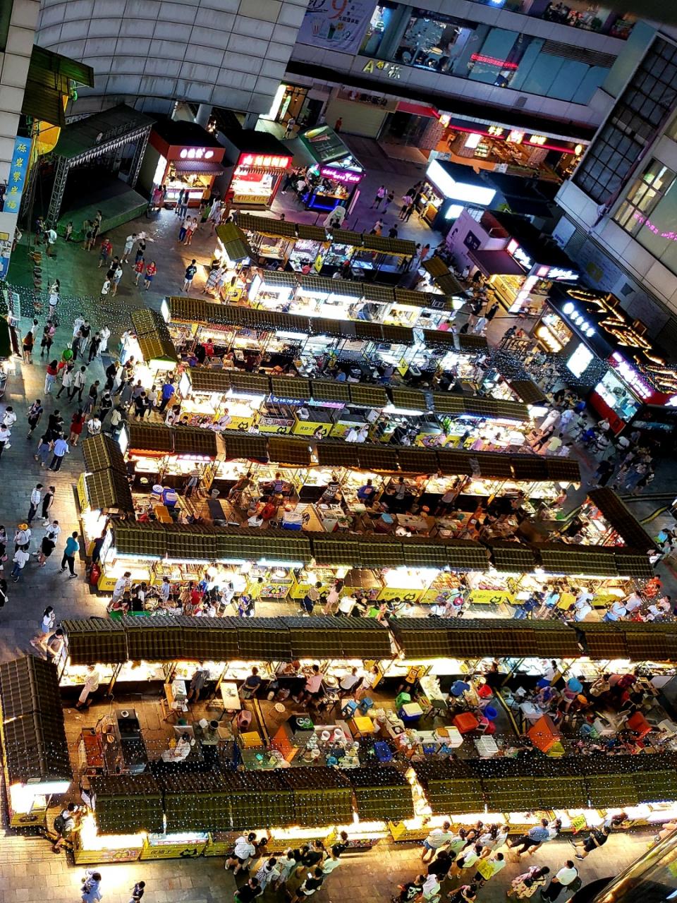 夜太美，尽管再催肥，总有人围着小摊排着队