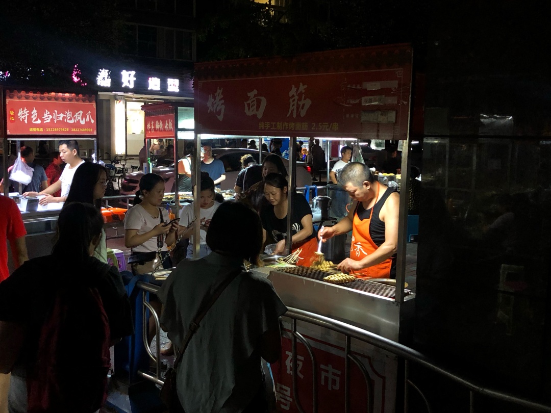 夜太美，尽管再催肥，总有人围着小摊排着队