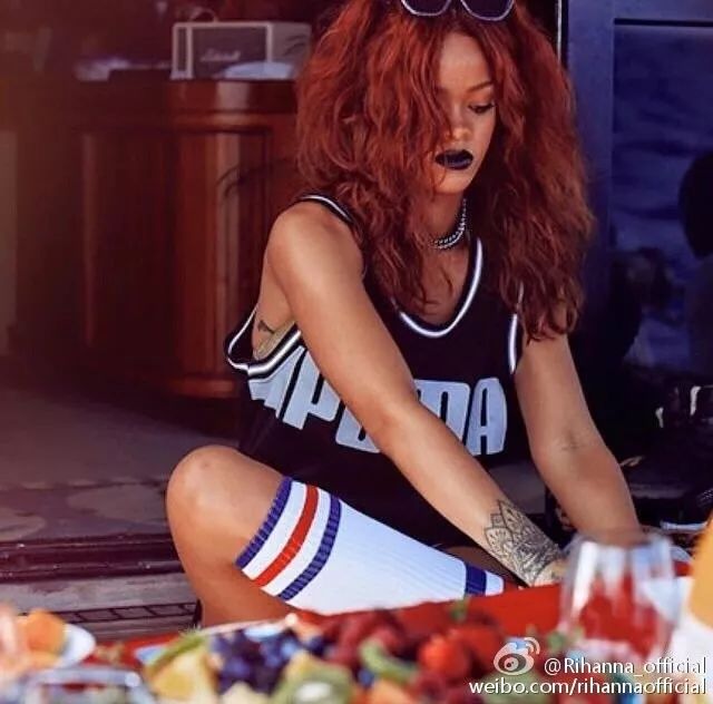 恭喜被乐坛“除名”的蕾哈娜，靠着“微商”喜提4亿