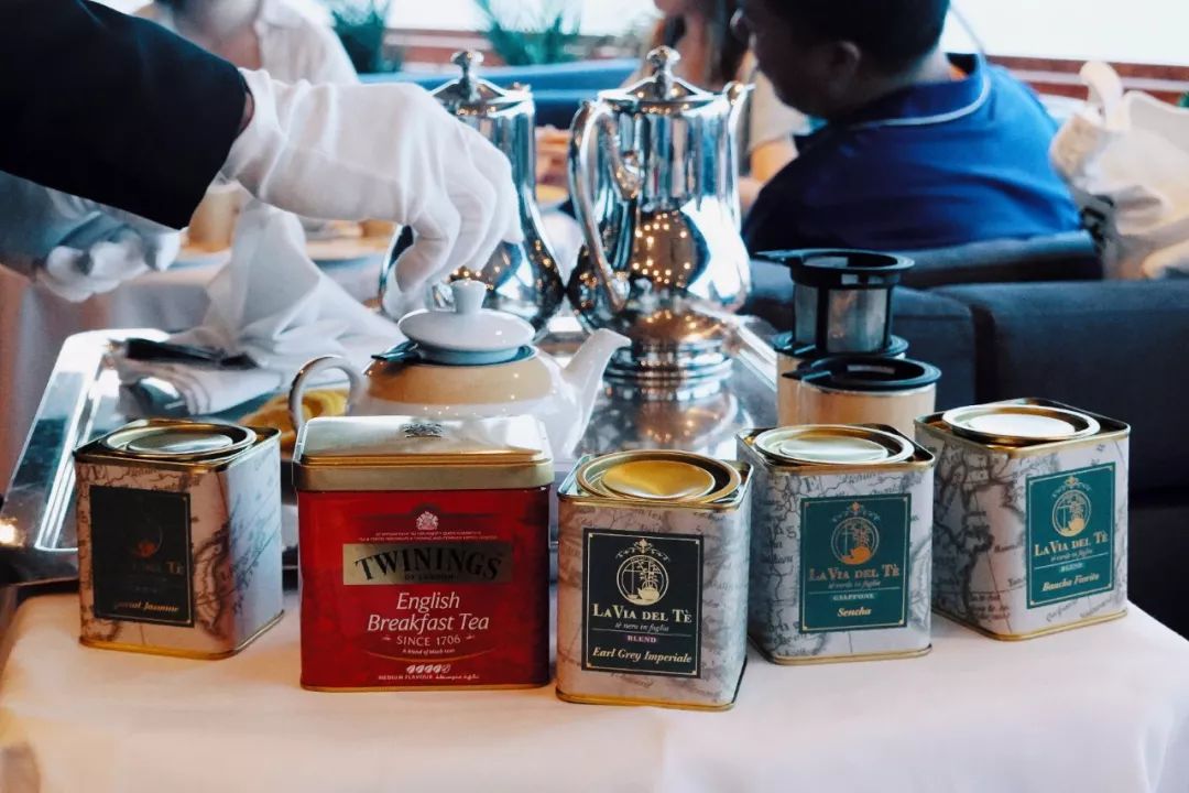 镶嵌47400颗水晶的楼梯花2千万登上这艘船的20万人都来打卡拍照