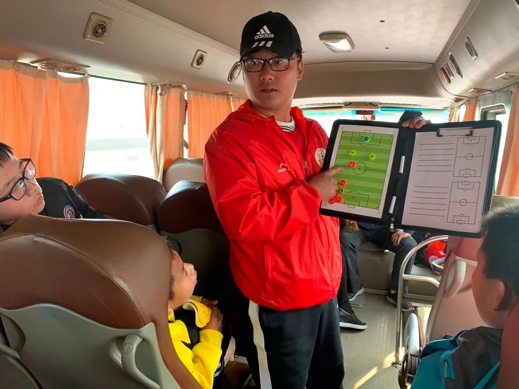 常经开“穆里尼奥”，校园足球点燃学子们的绿茵梦！