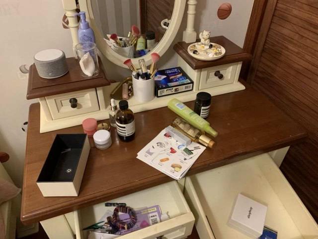 崩溃！男童将妈妈化妆品垃圾分类：限量版口红被掰断