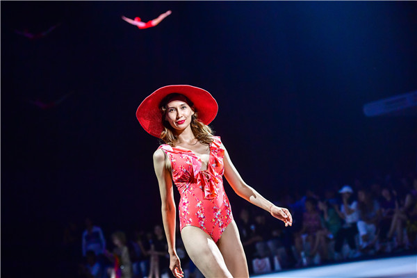 百年经典泳装点亮水立方,jantzen羊毛泳衣