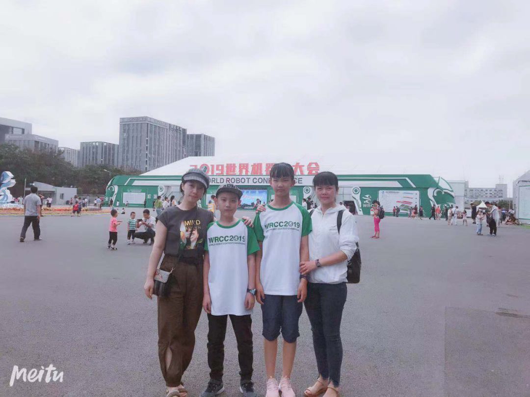 世界机器人大赛喜报,喜报乐峰选手勇夺世界第三好成绩