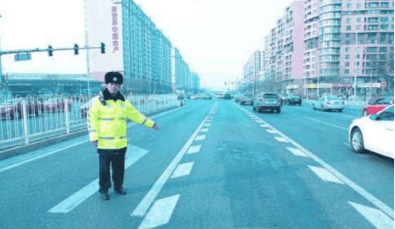 开车走锯齿车道有啥要求,右车道锯齿车道该怎么走