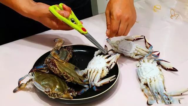 冻螃蟹是解冻之后再蒸还是直接蒸,螃蟹怎么蒸需要蒸多长时间