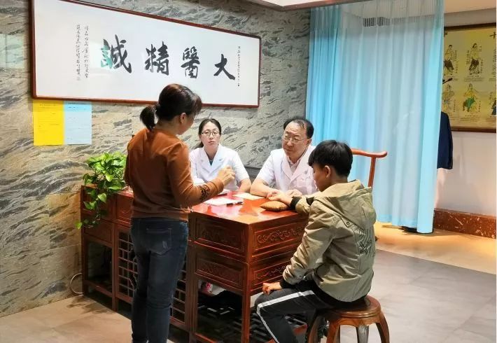 中医馆引来外国人,中医全国各地慕名而来