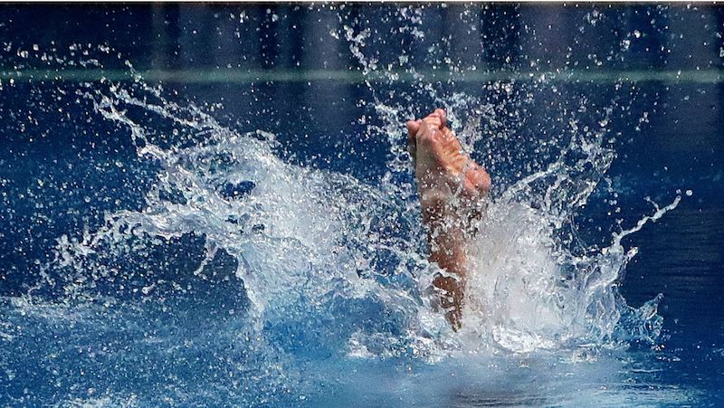 因泳衣太“暴露”，美国一高中生游泳选手，获胜却被取消资格