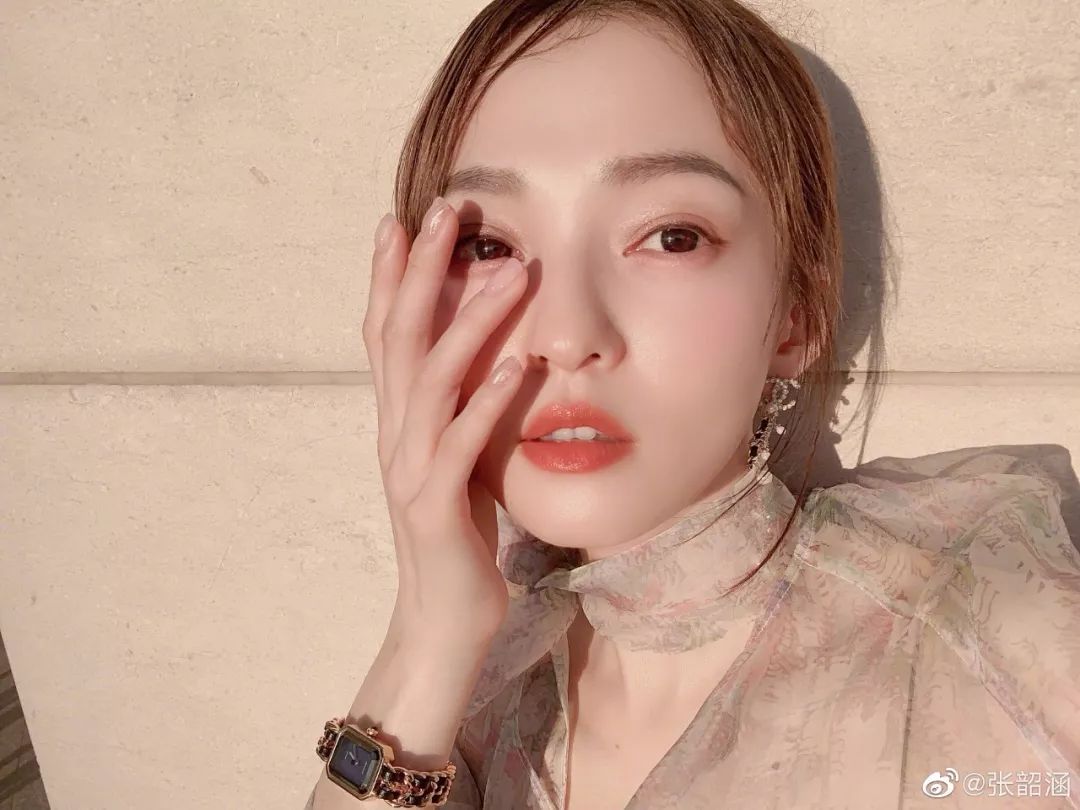 “过气”十年，凭什么她发个问号也能上热搜？