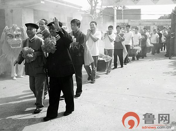 德州扒鸡制作解密完整视频,一只德州扒鸡是怎样传承的