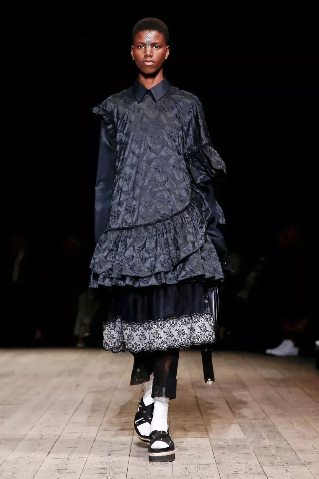 丝绸吊带长裙巴黎时装周,simonerocha泡泡裙