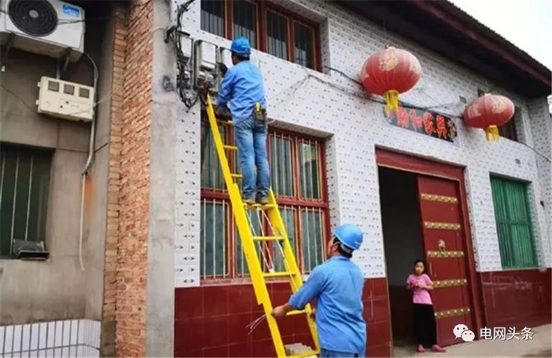 老人攥着一张小纸条，一见供电员工就塞进他手里…