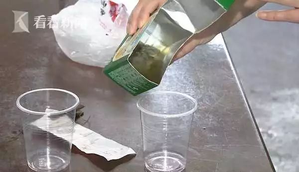 知名品牌饮料喝出异物,名牌果汁茶有大量霉菌