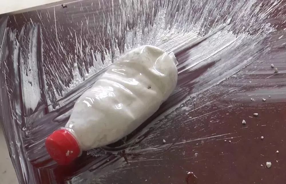 家长注意！多名小孩被炸瞎！随处可见的Ta遇水就会爆炸！