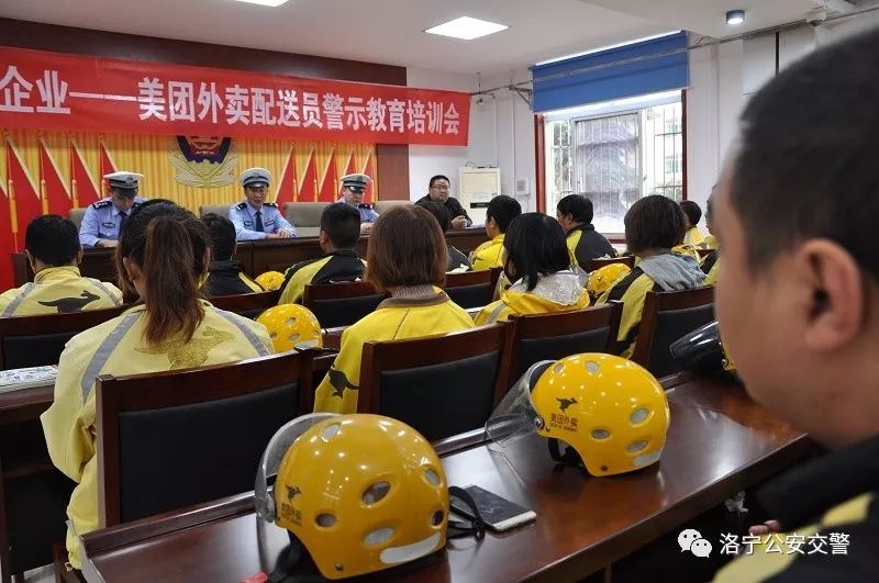 洛阳交警给队友送惊喜,交警为滞留司机送爱心餐