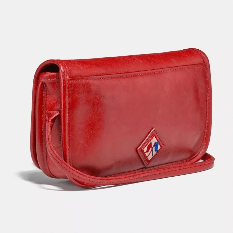 coach这波骚操作，死忠粉都怀疑它在卖二手包...