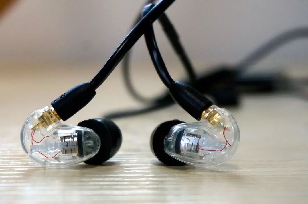 舒尔蓝牙耳机se425和se215怎么选,舒尔se215入耳式监听耳机测评