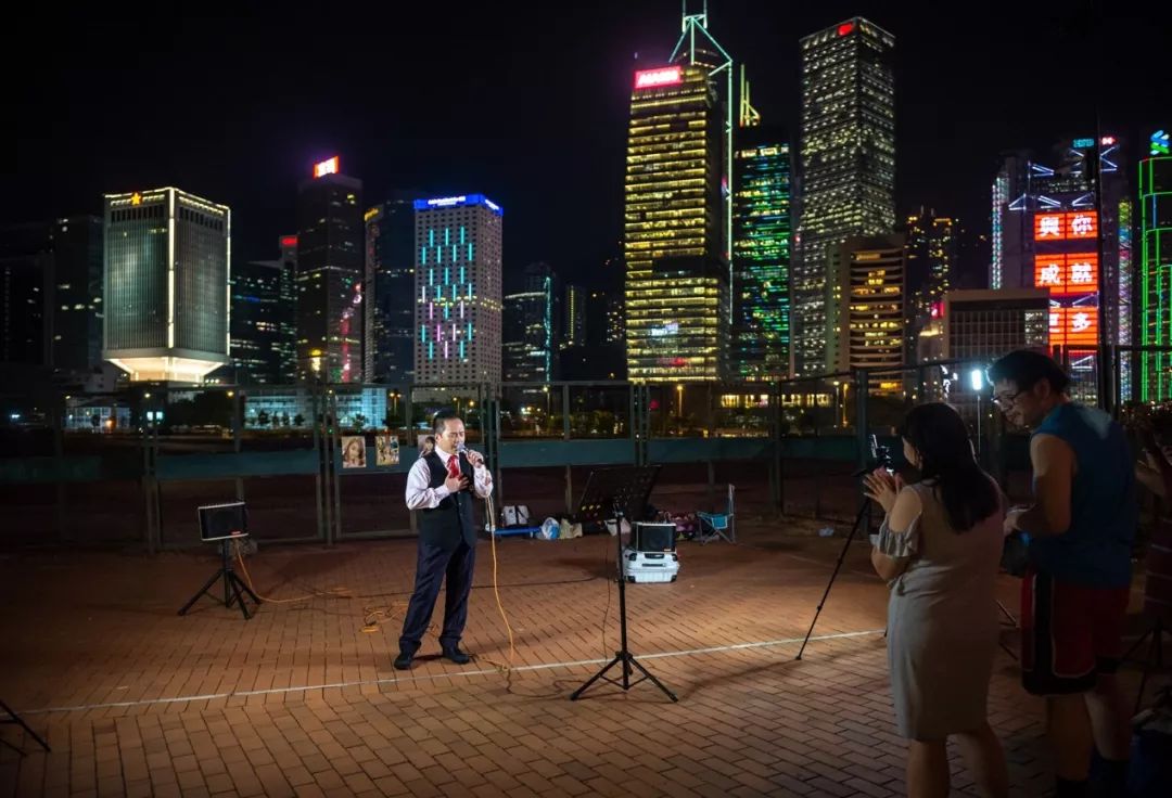 香港街头的甜歌,香港街头的爱情故事歌曲