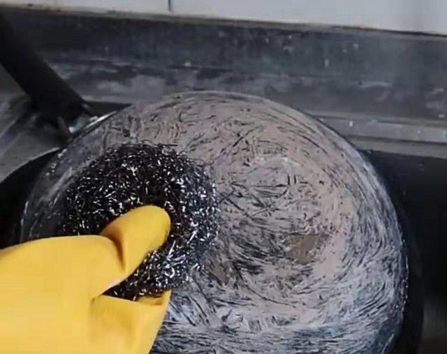 锅底用久了变黑怎样清洗,锅底黑垢不要用钢丝球擦