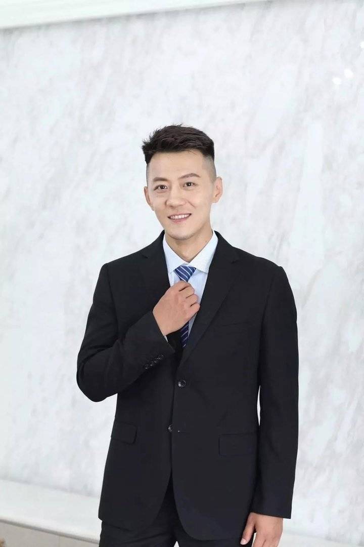 这个体育老师有点不简单是“优秀运动员”也是“知心大哥哥”