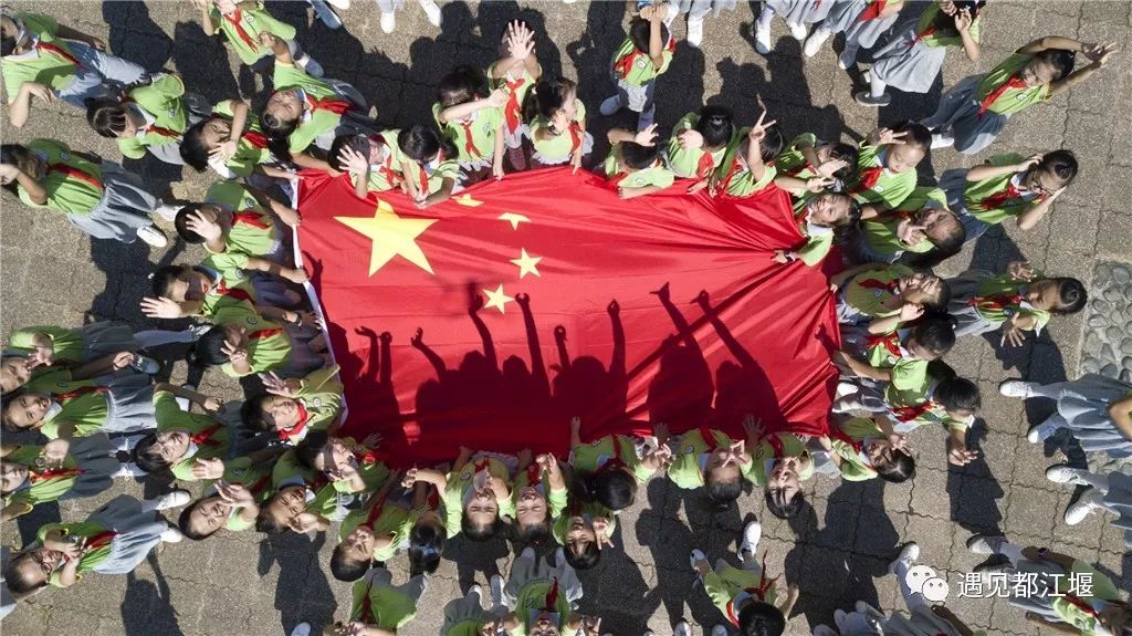 和五星红旗合影九宫格,与五星红旗合影