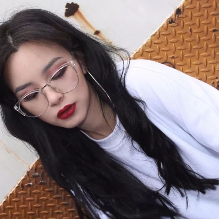 根据你的脸型和眼镜选发型,怎么选择适合自己的发型和眼镜