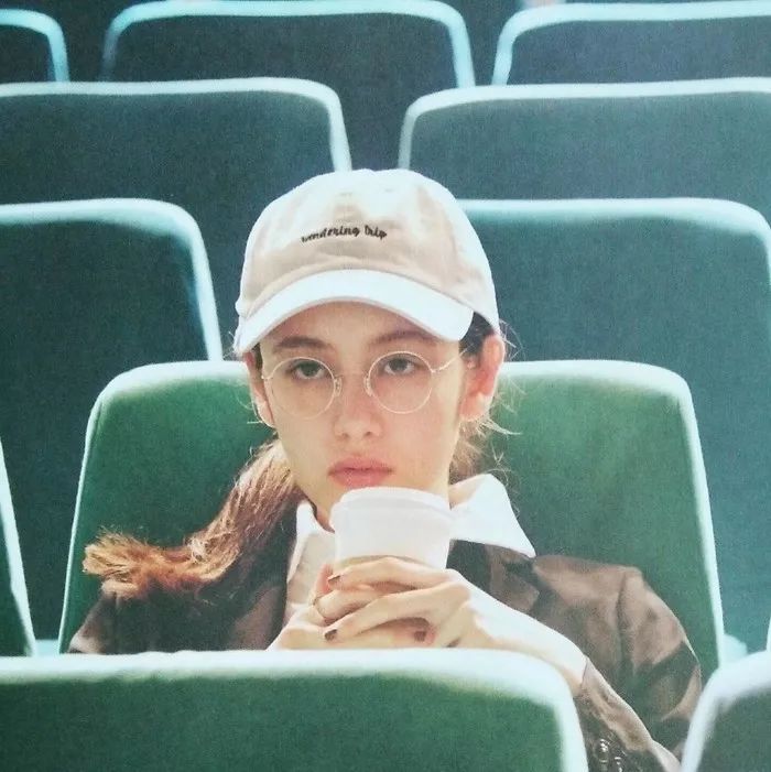 根据你的脸型和眼镜选发型,怎么选择适合自己的发型和眼镜