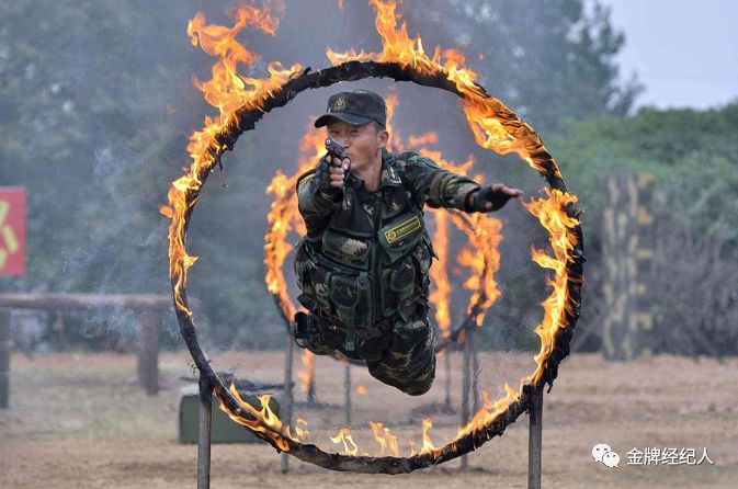 吴京躲避子弹,吴京攀登者无替身