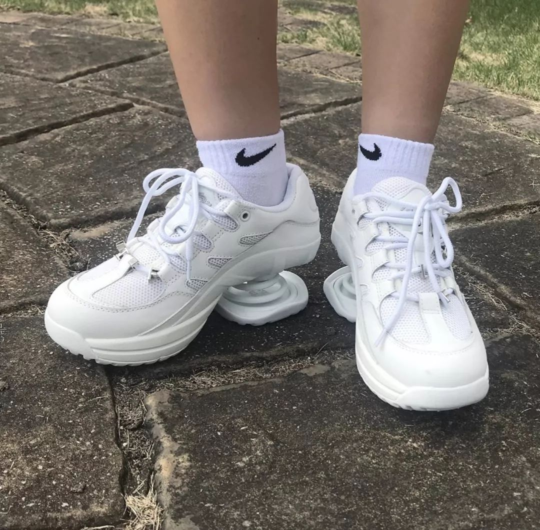 在皮鞋和球鞋之间摇摆的我们，终于找到了最佳选择