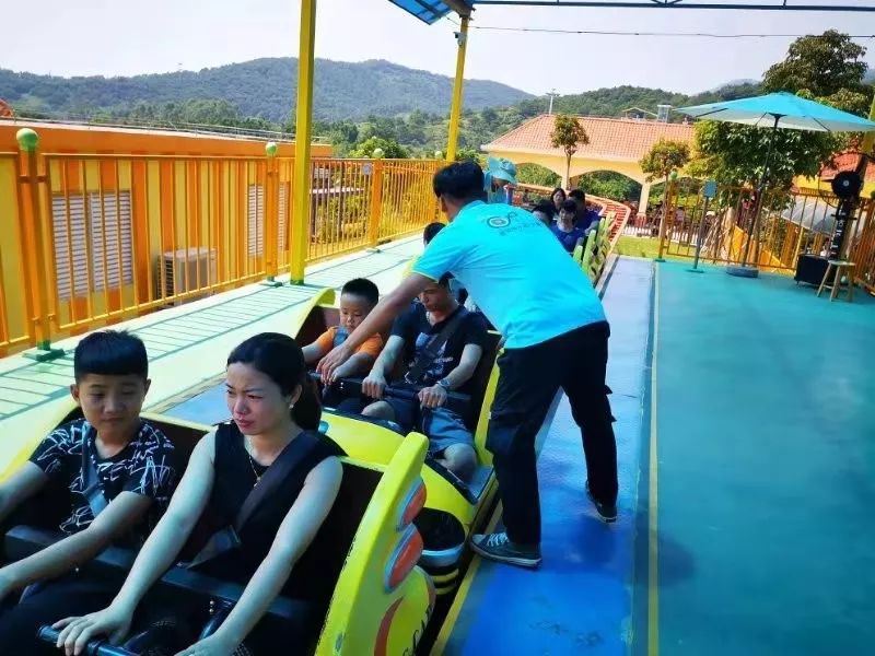 假日中一道靓丽的风景,假日里那个忙碌的身影