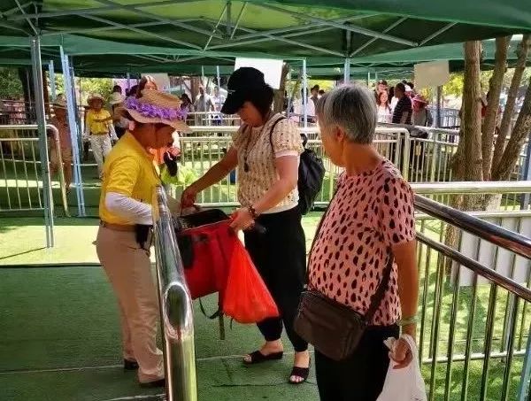 假日中一道靓丽的风景,假日里那个忙碌的身影