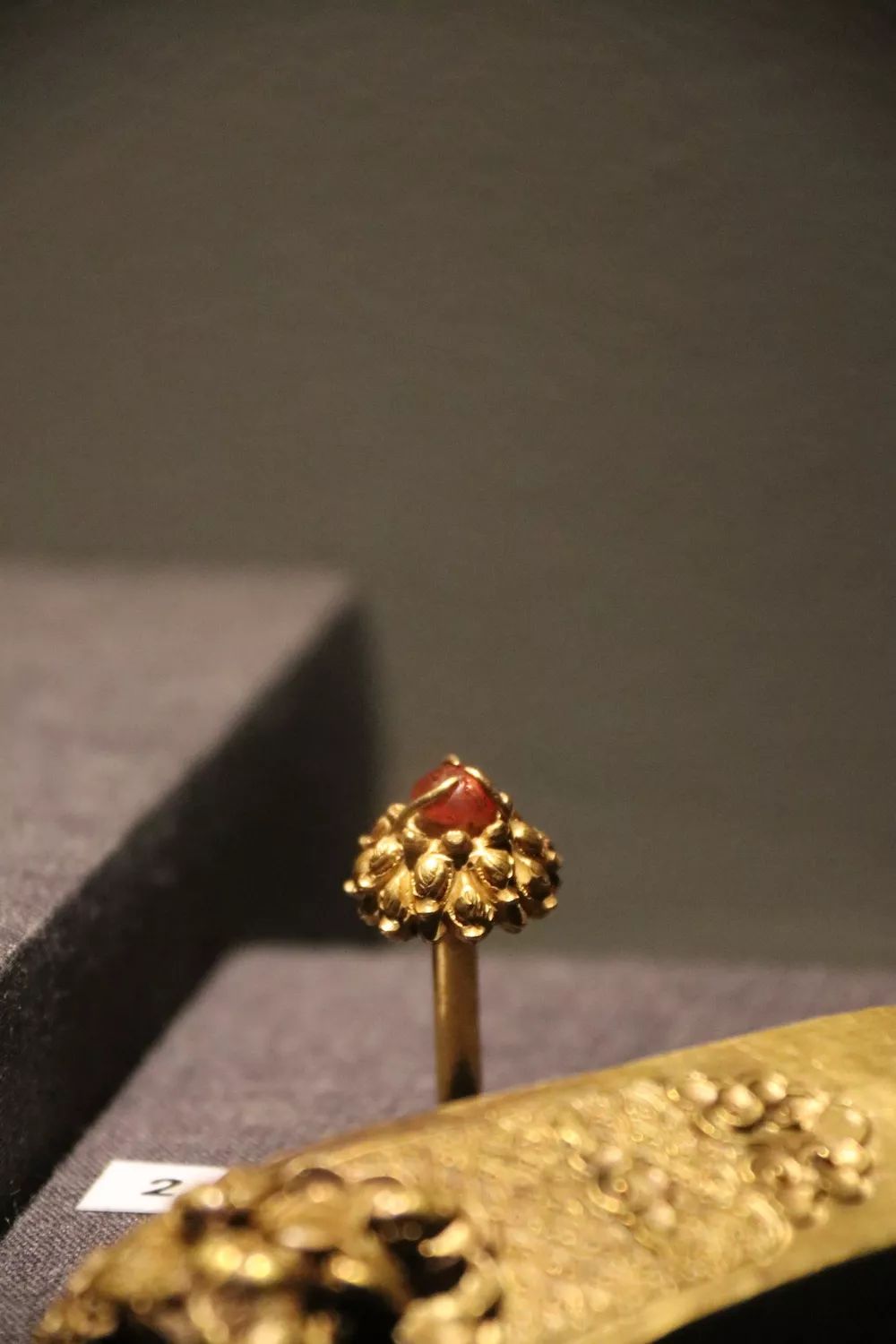 卡地亚满钻手镯窄版高定,卡地亚新款手镯时尚减龄黄金