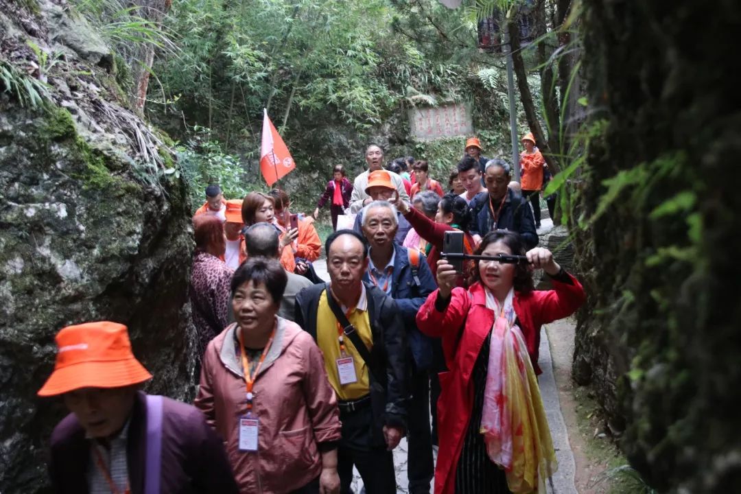 关注|游世界地质公园·品织金洞天美食，千人畅游织金洞