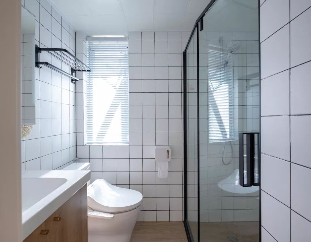 客厅没窗户没有阳光,客厅没有窗户一点采光都没有