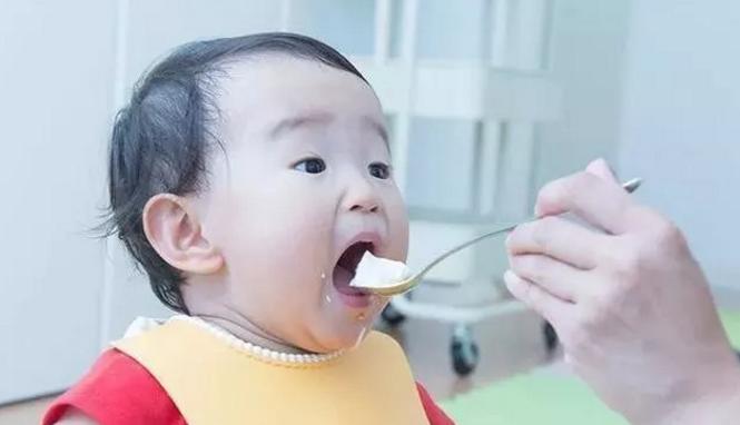 刚满月的小孩突然吓得大哭怎么办,刚百天孩子哭闹