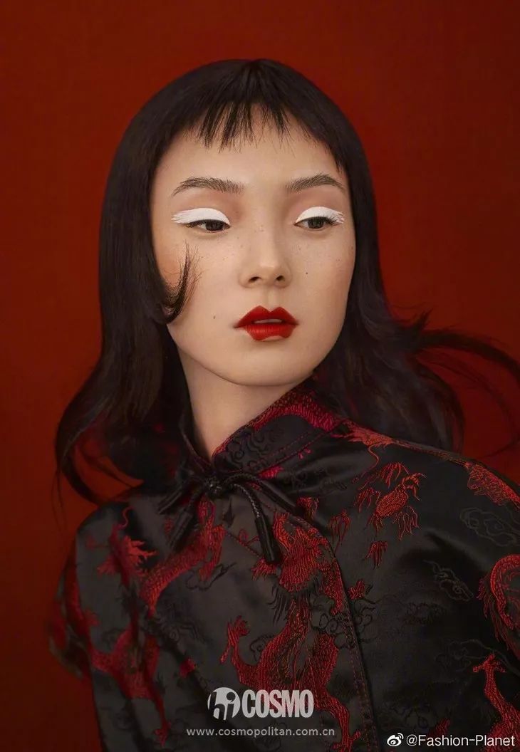 越年轻的小花越难穿好，我说旗袍