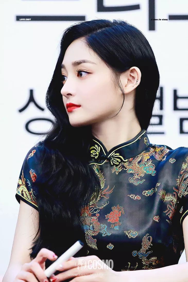 越年轻的小花越难穿好，我说旗袍