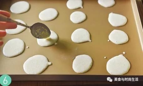 超简单的薄脆饼干，面糊搅一搅就烤，焦香酥脆，一口一个停不下来