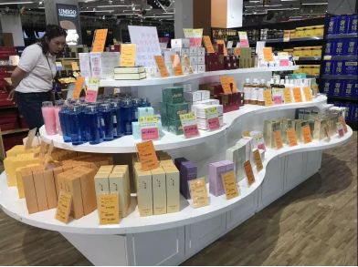 多彩妹摆贵州丨世界各国进口商品家门口就能买到，“剁手*党**”慎入......