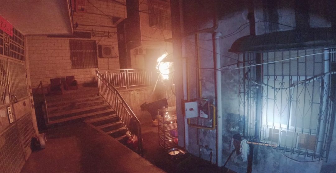 清晨烧烤店着火视频,烧烤店烟囱火灾怎么处理