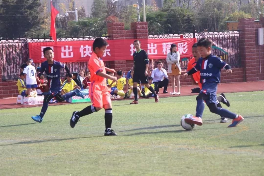 秋风飒飒绿茵逐梦雨花台区第六届“区长杯”校园足球联赛开赛啦！