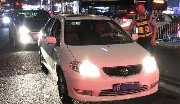 违章超5条驾照被扣继续驾车,驾驶员连续开车超4小时怎么处罚