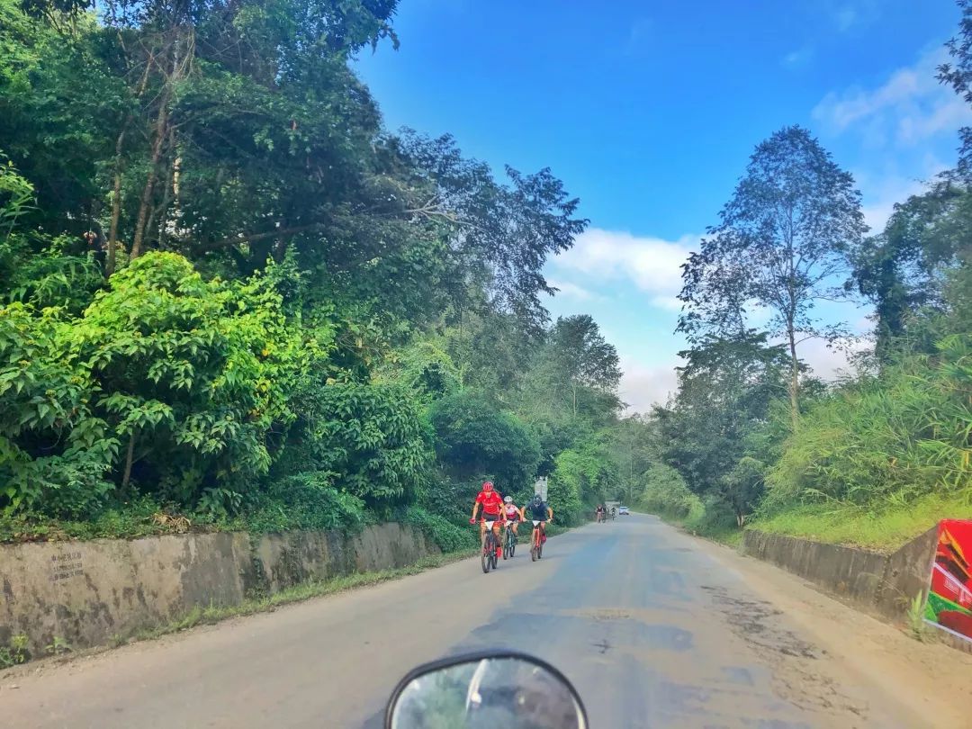 西双版纳傣族赶街视频,勐腊县勐仑镇赶街